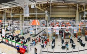 "Oamenii ce fac, rămân fără serviciu?" Decizia Auchan de a renunța la casieri împarte România în două