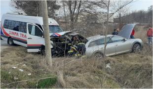 Cinci persoane au fost rănite, după ce un microbuz şi un autoturism s-au ciocnit, în Eforie Nord. Trei dintre victime au ajuns la spital