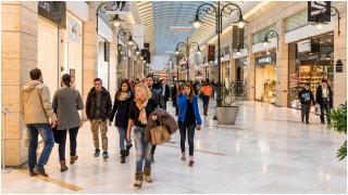 Un milion de români merg zilnic la mall. Cine petrece cel mai mult timp în magazine