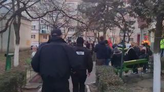 Bloc din Piteşti, în pericol de câţiva ani, fără ca vreun locatar să ştie. Descoperirea unui tânăr în apartamentul în care tatăl lui murise acum câţiva ani