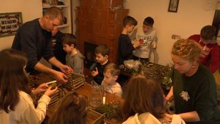 Copiii din Hunedoara, pregătiri pentru 8 martie din mijlocul naturii: Socializează şi stau cât mai departe de gadgeturi şi TV