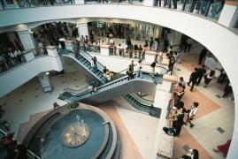 Portretul românului care iubeşte să meargă la mall. Cine vine aici cel mai des şi de ce