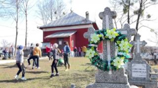 Într-un sat din Vaslui, elevii învață în cimitir, în sala de pomeni. Părinții preferă să-i lase pe cei mici printre cruci, decât să facă naveta