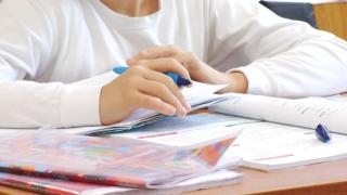 Meditațiile se mută la clasă: Profesorii ar putea primi în plus între 70 și 100 de lei la salariu pentru ore suplimentare