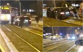 BMW blocat pe șina de tramvai în Rahova. Șoferul a vrut să evite statul în coloană, dar a omis bordura