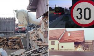 "Am auzit că a bubuit. Am văzut că mi-a pălit gardul". O familie din Sibiu s-a trezit cu TIR-ul în sufragerie