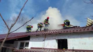 A dat foc vegetatiei în curtea casei, dar focul i-a distrus tot ce avea. Flăcările au cuprins şi locuinţele altor vecini