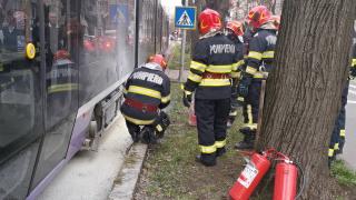 Clipe de groază, în Timișoara: un tramvai plin cu călători a luat foc în mers, din cauza unei defecțiuni. 20 de pasageri s-au evacuat