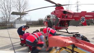 Fetiţă de 8 ani, în comă la spital, după ce a fost spulberată de o maşină în Galaţi. Copila coborâse din microbuzul şcolar