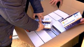 Echipamentele anti-Covid comandate în pandemie au ajuns abia după 3 ani în unele şcoli din Gorj. Zecile de mii de măşti riscă să ajungă la gunoi