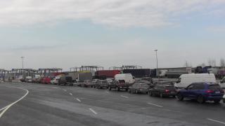 Cozi mai mari de 15 km la vama Arad, după o defecţiune la sistemul informatic. Șoferii au așteptat ore întregi: "E cu scandaluri, cu înjurături şi de toate"