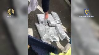 Doi bărbaţi din Bistriţa, prinşi cu 3 kilograme de droguri în geamantan. Ar fi fost expediate din Spania