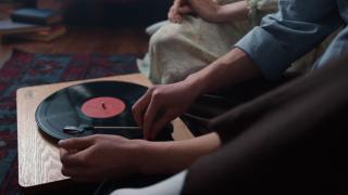 Revenire în forţă pentru discurile de vinil. Se vând mai bine decât CD-urile