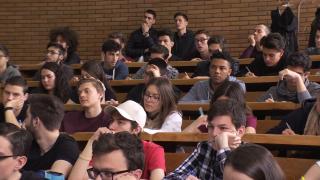 Meseriile pentru care facultatea se reduce la 2 ani. Angajatorii, disperaţi să îi angajeze imediat, cu salarii de 4.000 de lei