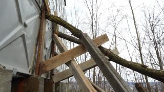 "Reparaţie" românească: rezervorul de apă strategică al oraşului Dolhasca, sprijinit cu doi salcâmi. Autorităţile speră ca "lucrarea" să ţină două luni