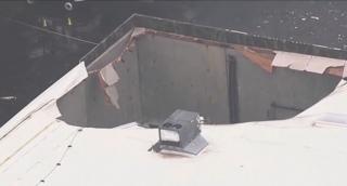 Un bărbat a murit, iar o femeie a ajuns la spital, după ce o parte din acoperişul unui depozit s-a prăbuşit, în SUA