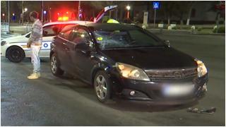 Neatenţia îl putea costa viaţa: Un nepalez a fost lovit grav de o maşină, după ce a traversat fără să se asigure, pe bicicletă, o intersecţie din Capitală