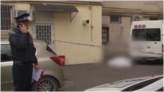 O femeie de 47 de ani a murit după ce s-a prăbuşit de la etajul 3 al blocului în care locuia. Cunoştinţele ei spun că s-ar fi sinucis, măcinată de depresie