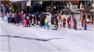 În calendar primăvară, privelişte de iarnă autentică pe pârtii. Un metru şi jumătate de zăpadă îi aşteaptă pe turişti la Rânca