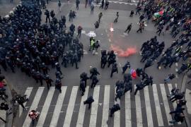 Contestata reformă a pensiilor a fost adoptată de senatul francez. Urmează votul în Adunarea Naţională. Furia oamenilor, de nestăpânit