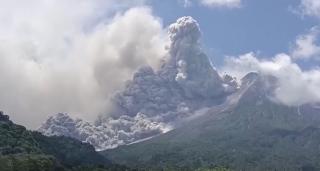 Vulcanul Merapi a erupt în Indonezia; localnicii, evacuaţi de urgenţă. Norul de cenușă ajunge până la 7 kilometri înălțime