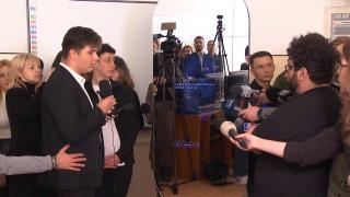 Robotul Ion, stângaci la prima ieşire publică: a fost "încurcat" de întrebările unor elevi. Scuza găsită de ministrul Digitalizării