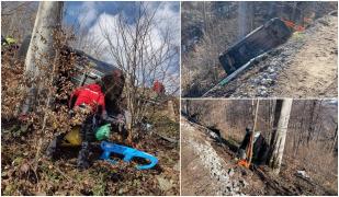 O familie s-a răsturnat cu mașina într-o râpă, lângă Stâna de Vale. Au rupt parapetele de pe marginea drumului și s-au oprit la 5 metri, într-un copac 