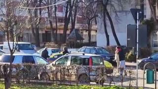 Taximetrist bătut în plină stradă de doi pietoni, tată şi fiu. Gestul pentru care șoferul din Botoşani a fost lovit cu pumnii și picioarele