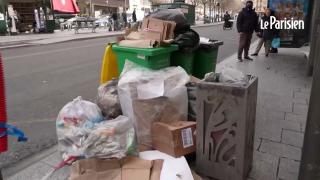 Parisul, sub gunoaie. Angajaţii de la salubritate, în grevă după creşterea vârstei de pensionare: capitala Franţei, sufocată de deşeuri