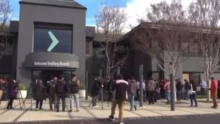 Analiștii văd semnele unei noi crize financiare după falimentele din SUA. Mii de americani vor să-și retragă economiile din bănci