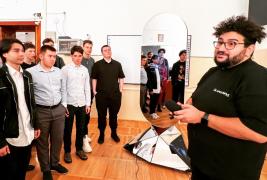 "Să îi dăm o resetare". Robotul Ion s-a încurcat în explicații despre România, de față cu mai mulți elevi