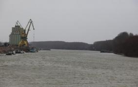 Alertă pe Dunăre, la Orşova. Un marinar căzut peste bord este căutat de ore bune în apele fluviului