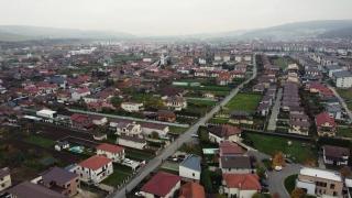 Continuă coşmarul românilor care şi-au luat case în cea mai mare comună din țară. 39% au studii superioare. Ce s-a schimbat de la ultima vizită a echipei Observator