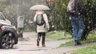 Vremea s-a schimbat radical în mai puţin de 24 de ore. De la temperaturi de 20 de grade, avem lapoviţă şi ninsori în aproape toată ţara