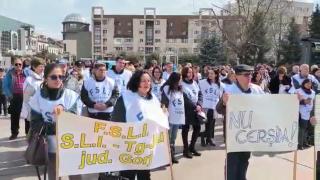 Salariile scot profesorii în stradă. Dascălii amenință cu neprezentarea la examene şi neîncheierea situaţiilor şcolare