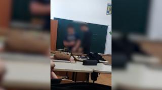 Elev de clasa a 7-a, lovit sălbatic în clasă de alt băiat. Ceilalți colegi filmează și încurajează bătaia. Imagini înfiorătoare la Liceul de Artă din Galaţi