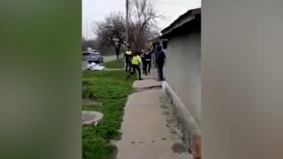 Imagini ireale în Brăila. Trei poliţişti, printre care şi o femeie, bătuţi cu propriul baston de un bărbat de 59 de ani
