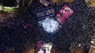 Noi proteste în Israel. Cine sunt femeile îmbrăcate în robe roşii care au ieşit în stradă