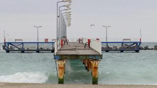 "Mai rău ca după bombardament!" Pasarela din Mamaia, inaccesibilă turiștilor după înnisipare. Rugina a mâncat din stâlpii de susţinere