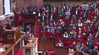 Proteste violente în Franța după ce Macron a crescut vârsta de pensionare. Opozitia a depus o moțiune de cenzură pentru a schimba guvernul și a anula legea