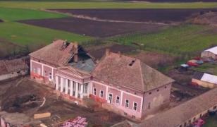 Cum au reuşit autorităţile din Timiş să salveze un conac construit în urmă cu aproape 300 de ani. Fusese transformat de comunişti în baie comunală