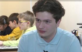 "Este un tip extraordinar de serios, aș putea spune chiar tipicar". La 17 ani, Ștefan Pintea este cel mai tânăr instructor de şah din România