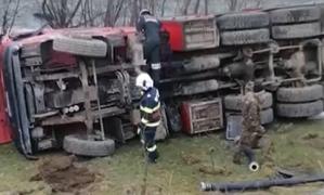 Au plecat să salveze, dar au ajuns să fie ei cei salvaţi. Trei pompieri din Bistriţa, la spital după ce s-au răsturnat cu autospeciala