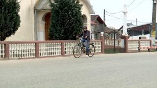 Ce "pedeapsă" primesc cei care aruncă gunoi la întâmplare într-o comună din Maramureș. "E foarte bine că aşa localitatea rămâne curată"