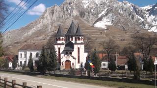 Comuna din România care are de 100 de ori mai mulţi turişti decât localnici. "Îmi dă o pace în inimă să vin aici"