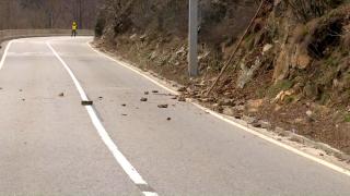 Alpiniștii îndepărtează cu ranga bolovanii periculoși de pe versanți, în Defileul Jiului. Traficul este închis în reprize de câte 10 minute