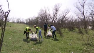 Peste 50 de polițiști din Dolj, voluntari la o acţiune de ecologizare. Au ajutat la strângerea deșeurilor de pe malul Jiului