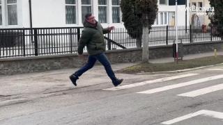 Trecerea de pietoni "dublă" care îi nedumereşte pe localnici. "N-aţi văzut aşa ceva, vă garantez!"