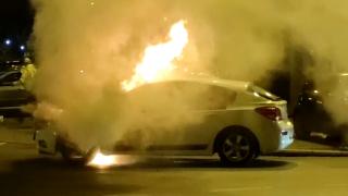 O mașină s-a făcut scrum pe şoseaua Colentina. Polițiștii au încercat să stingă flăcările, dar fără succes
