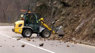 Restricţii de circulaţie în Defileul Jiului. Doi alpinişti desprind rocile instabile, cu ranga şi ciocanul, de pe o suprafaţă de 30.000mp